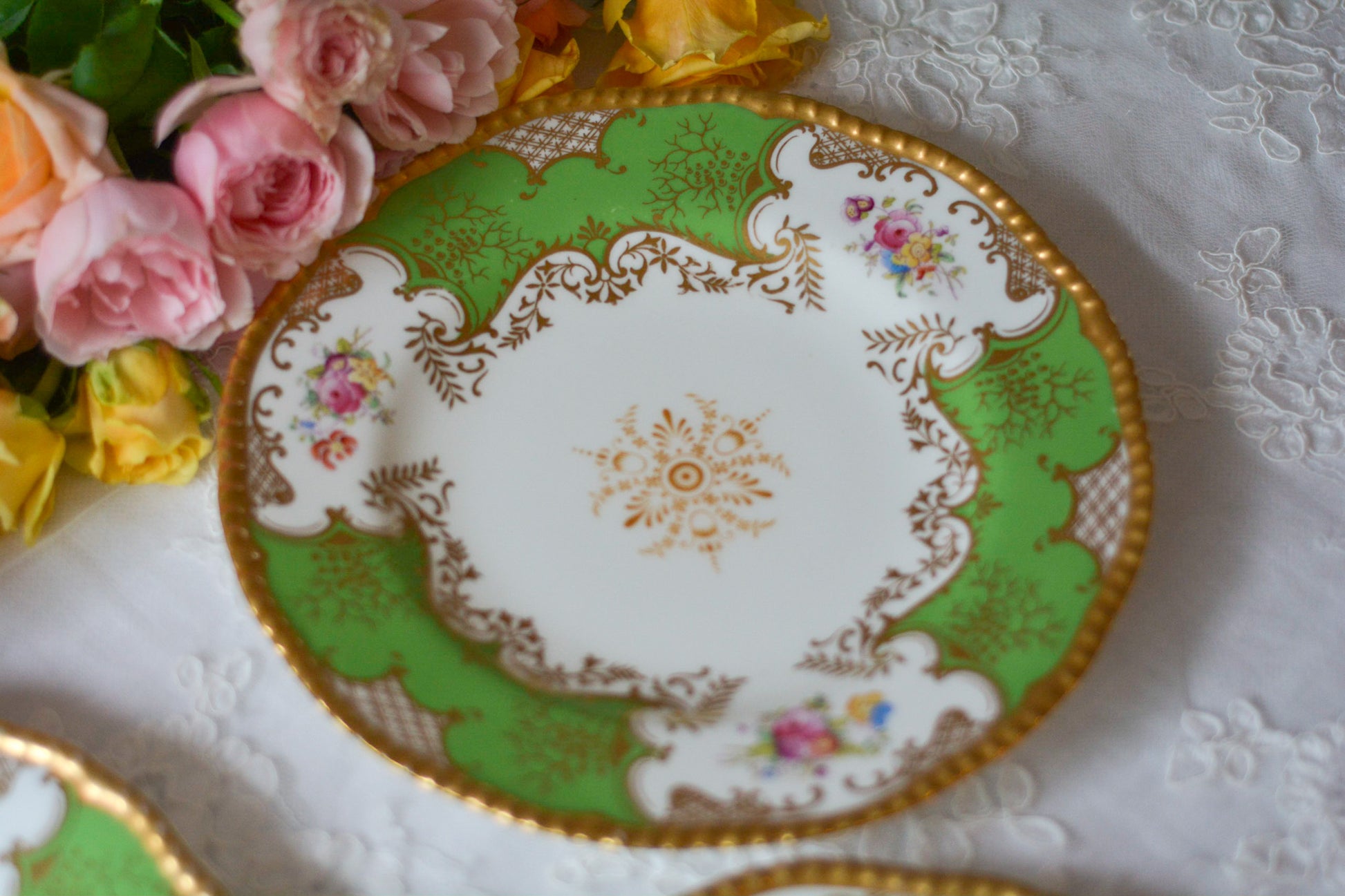 コールポート バットウィングのアンティークプレート。アップルグリーンの優しい色味と金彩の繊細な模様が美しいプレートです。Rose Antiquesは英国アンティーク、ヴィンテージ食器をご紹介しています。