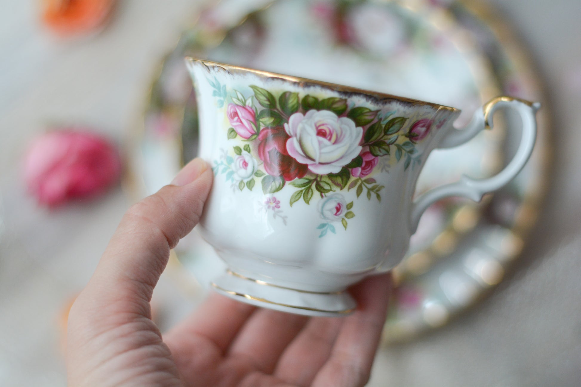 英国ヴィンテージ、ロイヤルアルバートのセレブレーションシリーズのティートリオ。バラの花が可憐な秋にぴったりなティートリオです。