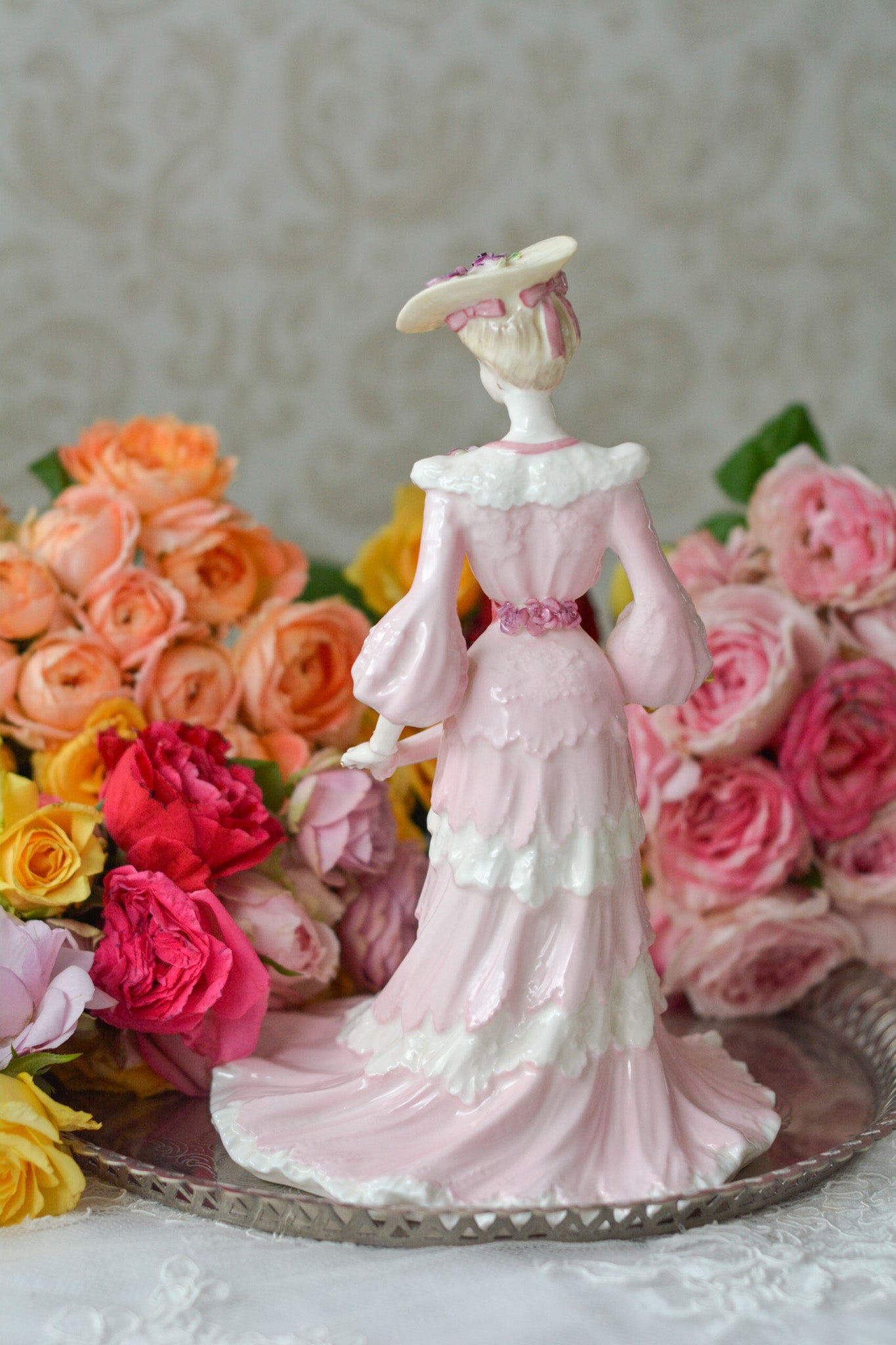 コールポートの美しいフィギュリン。フィギュリンは陶器で作られた人形です。ハンドペイントで絵付され、一つ一つ表情が異なります。