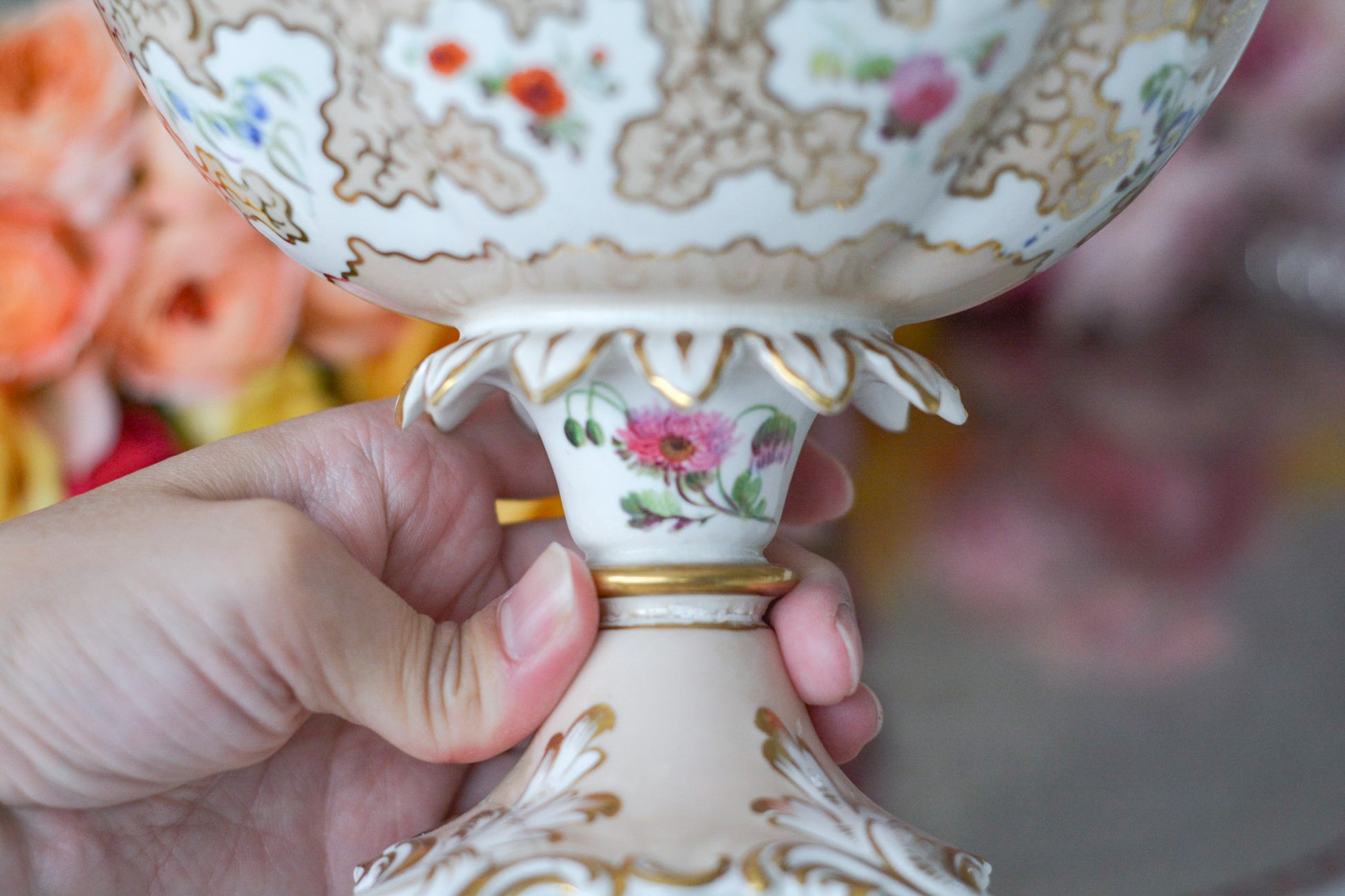 H&Rダニエルの芸術的なチュリーンです。チュリーンとはソースなどを入れる蓋つきの深皿を言います。色々なデザインがありますが、こちらは脚付きでとても豪華なチュリーンです。