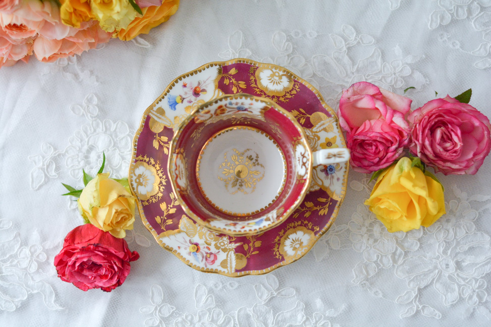 19世紀のアンティークカップ&ソーサー。マルーンレッドのお色が大変美しいです。ハンドペイントで花々が生き生きと描かれていて、金彩の模様も大変美しいお品です。