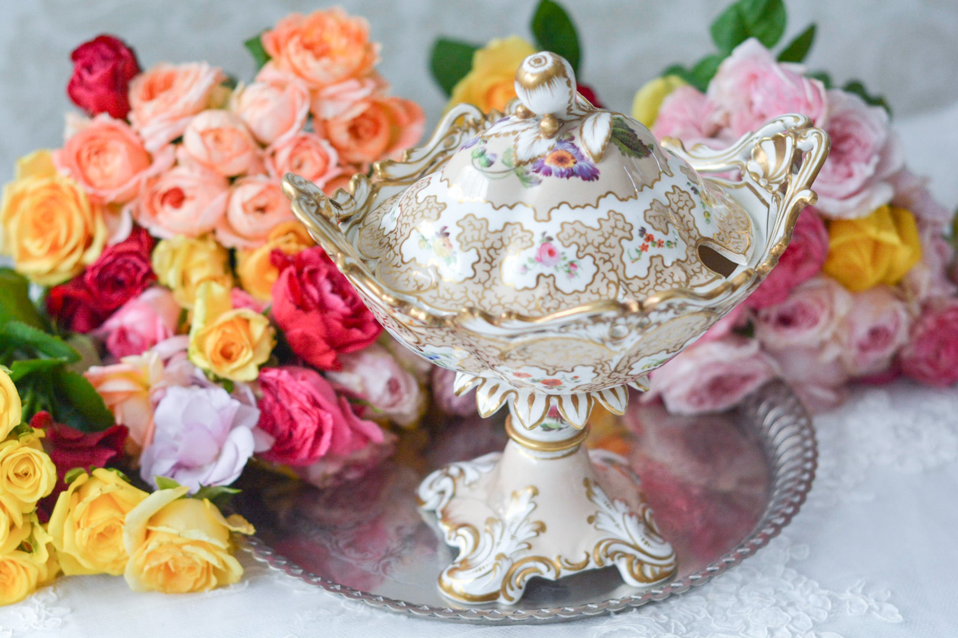 H&Rダニエルの芸術的なチュリーンです。チュリーンとはソースなどを入れる蓋つきの深皿を言います。色々なデザインがありますが、こちらは脚付きでとても豪華なチュリーンです。