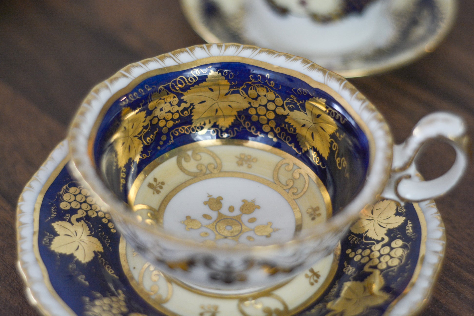 HRダニエルのカップ&ソーサー。カップの内側にあるセカンドカドルーンの模様が大変美しいです。葡萄の模様もとても優美。細かな絵付けがHRダニエルらしい素晴らしいカップ&ソーサーです。