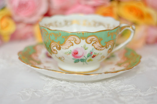 イギリスのアンティーク、リッジウェイ フォリエージシェイプのカップ&ソーサー。アップルグリーンに手書きで描かれた花々がとても美しいカップです。Rose Antiquesは英国アンティーク、ヴィンテージ食器をご紹介しています。