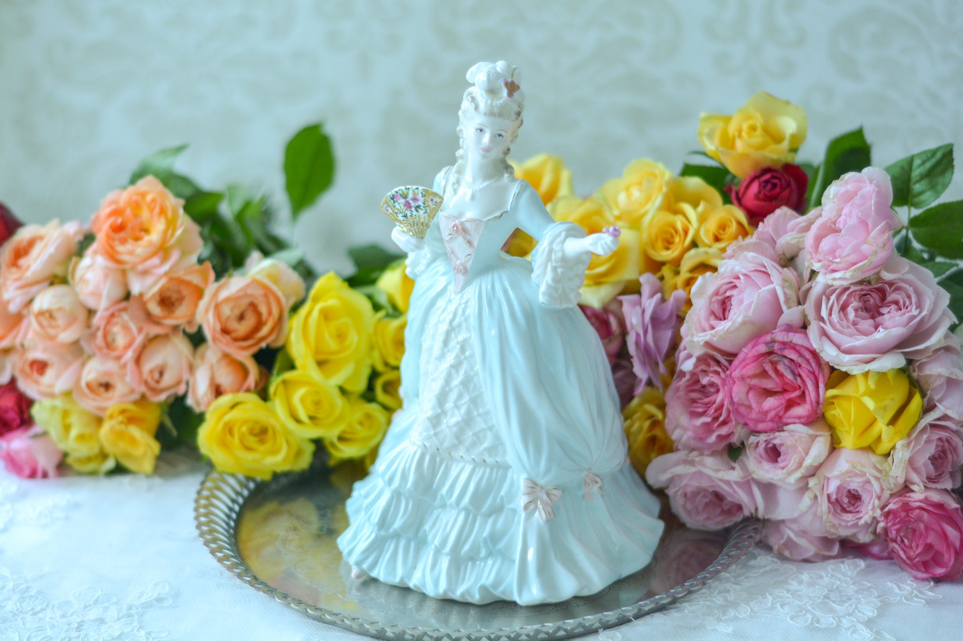 コールポートのマリーアントワネットのフィギュリンです。フィギュリンとは陶器の人形で、ポーセリンドールとも言います。とても優雅なフィギュリンで人気のあるお品です。