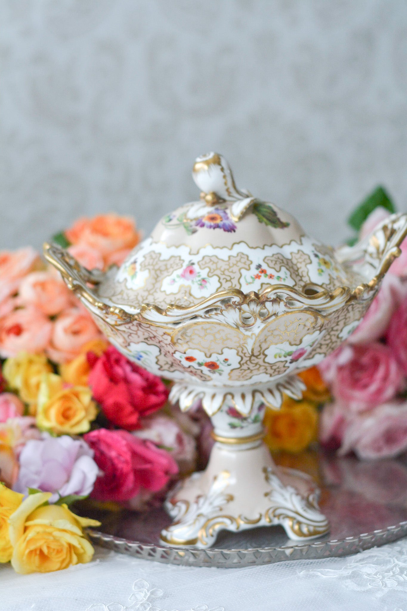 H&Rダニエルの芸術的なチュリーンです。チュリーンとはソースなどを入れる蓋つきの深皿を言います。色々なデザインがありますが、こちらは脚付きでとても豪華なチュリーンです。