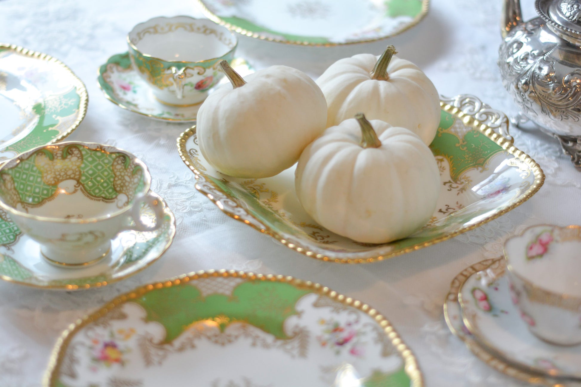 コールポート バットウィングのB&Bプレート。アップルグリーンの優しい色味と金彩の繊細な模様が美しいプレートです。Rose Antiquesは四国アンティーク、ヴィンテージ食器をご紹介しています。