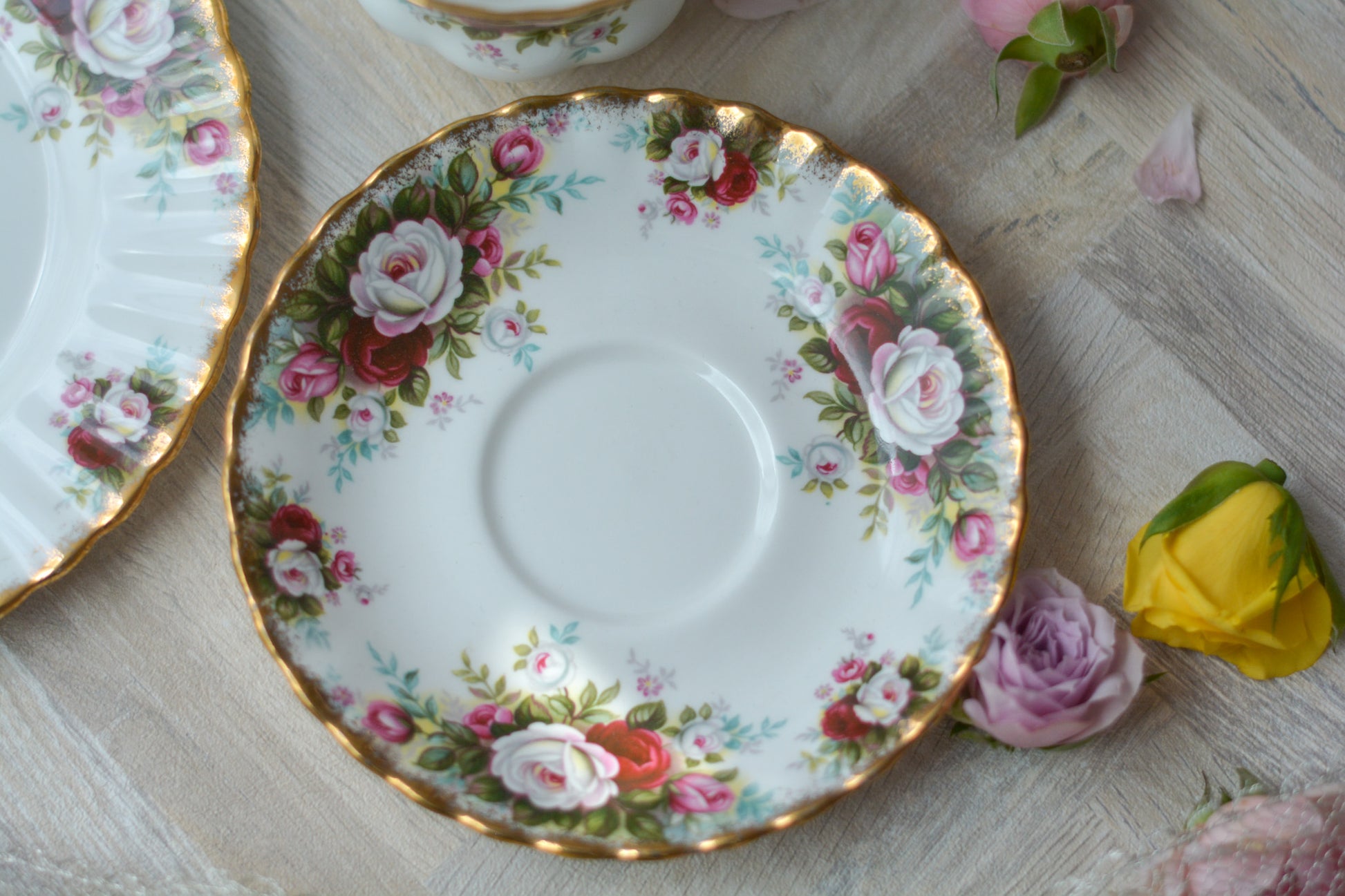 英国ヴィンテージ、ロイヤルアルバートのセレブレーションシリーズのティートリオ。バラの花が可憐な秋にぴったりなティートリオです。