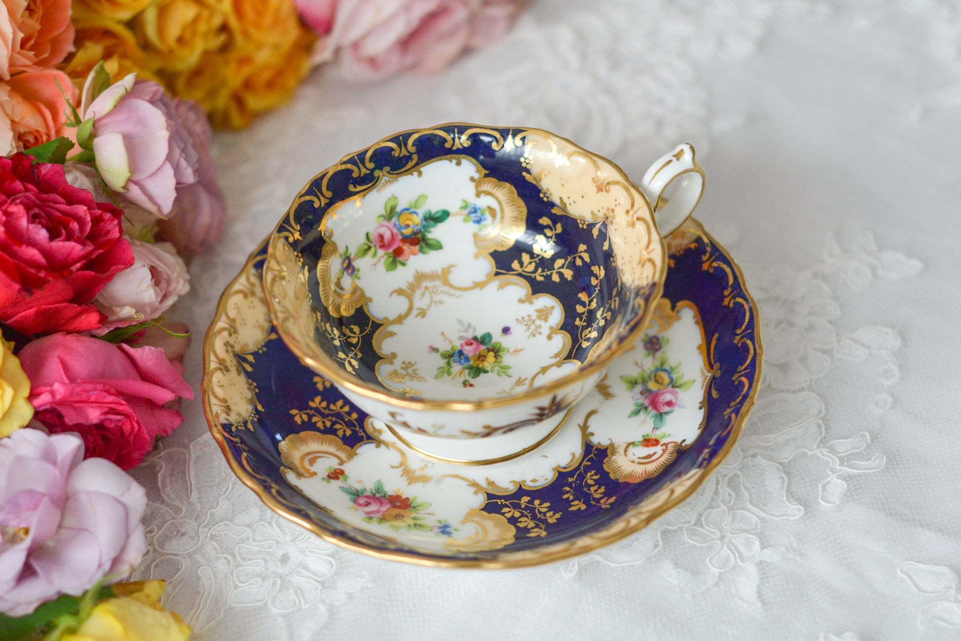ミントンのQシェイプハンドルのリバイバルデザイン。コバルトブルーに可憐な花々が描かれています。ロココ様式の大変美しいアンティークカップです。