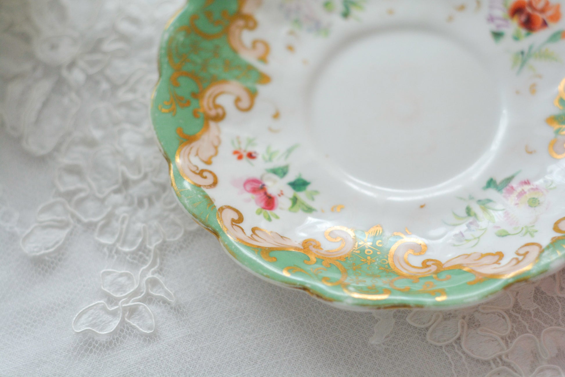 リッジウェイのFoliage Shapeのカップ&ソーサー。可愛らしいハンドルにハンドペイントで描かれた花々が描かれています。19世紀に作られた貴重なアンティークカップです。