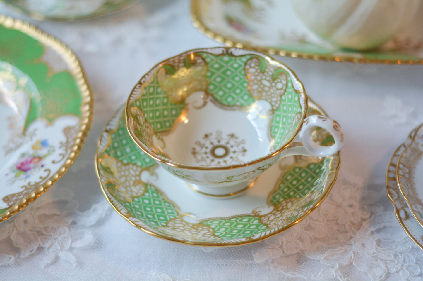 ダベンポートの美しいカップ&ソーサー。グリーンカラーと金彩の細かな模様がとても美しいです。Rose Antiquesは英国アンティーク、ヴィンテージ食器をご紹介しています。