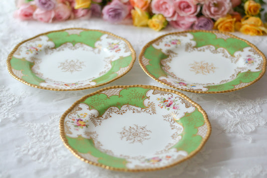 コールポート バットウィングのアンティークプレート。アップルグリーンの優しい色味と金彩の繊細な模様が美しいプレートです。Rose Antiquesは英国アンティーク、ヴィンテージ食器をご紹介しています。