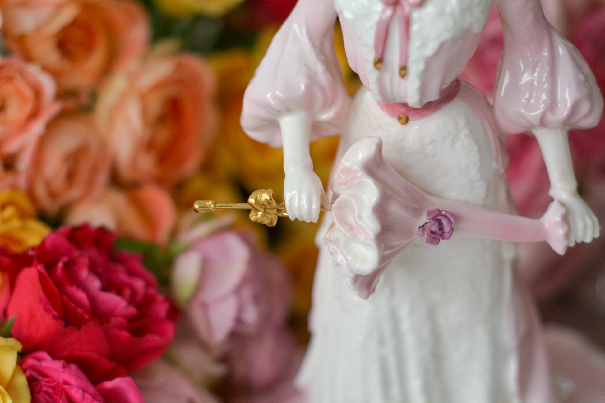 コールポートの美しいフィギュリン。フィギュリンは陶器で作られた人形です。ハンドペイントで絵付され、一つ一つ表情が異なります。