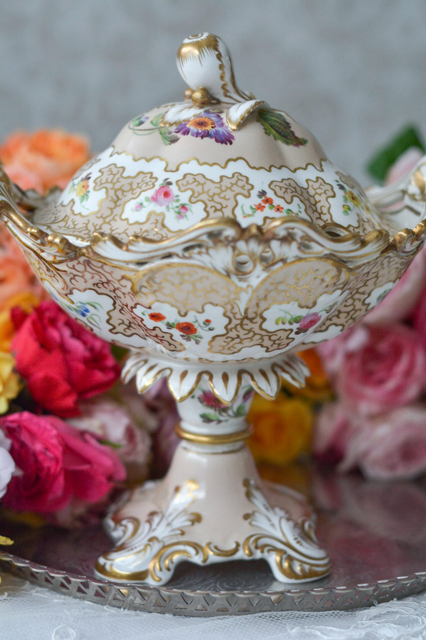 H&Rダニエルの芸術的なチュリーンです。チュリーンとはソースなどを入れる蓋つきの深皿を言います。色々なデザインがありますが、こちらは脚付きでとても豪華なチュリーンです。