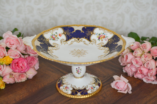 コールポートの代表作、バットウィングシリーズ。コバルトブルーの美しいコンポートです。アンティークならではの細かな金彩やエナメルのお花の模様が美しく、とても存在感があります。