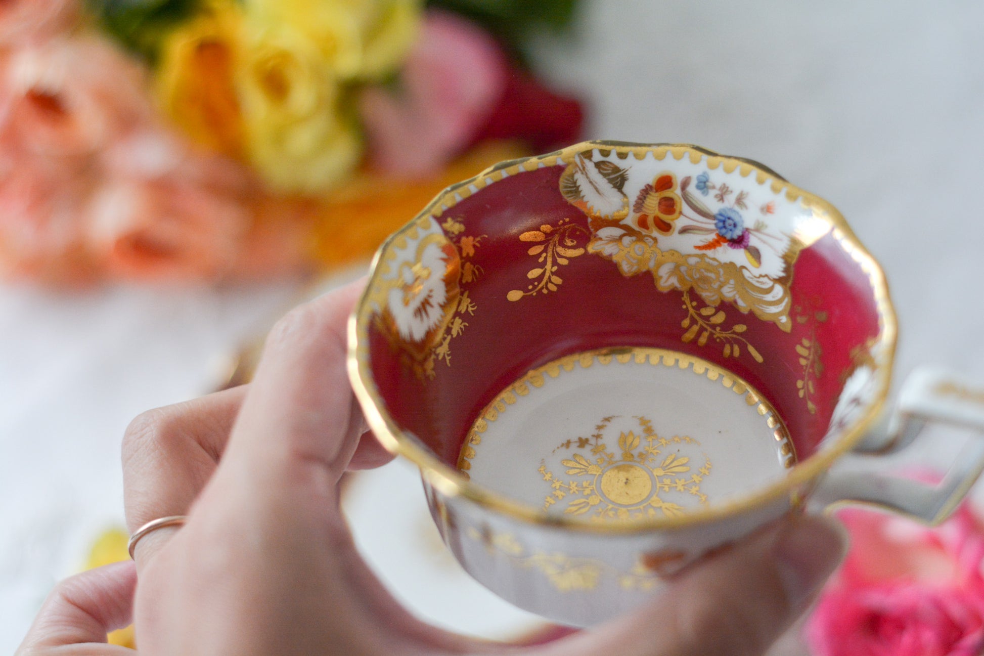 19世紀のアンティークカップ&ソーサー。マルーンレッドのお色が大変美しいです。ハンドペイントで花々が生き生きと描かれていて、金彩の模様も大変美しいお品です。