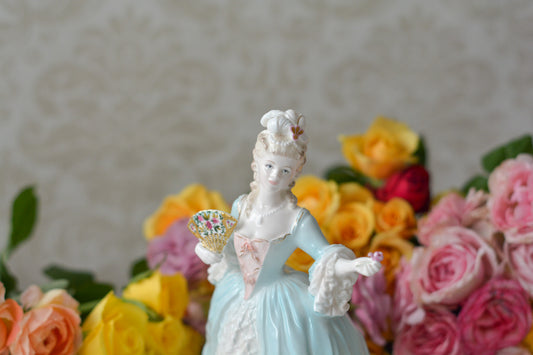 コールポートのマリーアントワネットのフィギュリンです。フィギュリンとは陶器の人形で、ポーセリンドールとも言います。とても優雅なフィギュリンで人気のあるお品です。