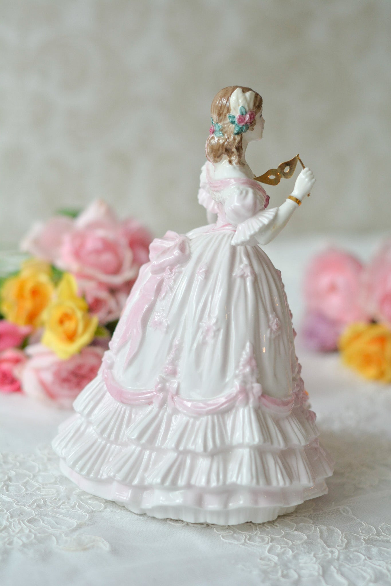 英国、ロイヤルウースターのフィギュリン。フィギュリンは陶器でできたお人形で、ポーセリンドールとも呼ばれています。華やかで美しいフィギュリンです。