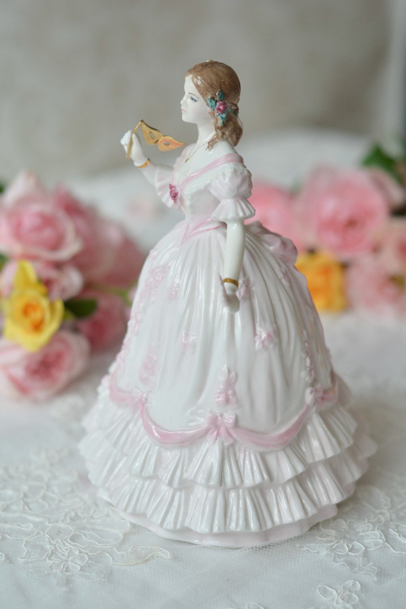 英国、ロイヤルウースターのフィギュリン。フィギュリンは陶器でできたお人形で、ポーセリンドールとも呼ばれています。華やかで美しいフィギュリンです。