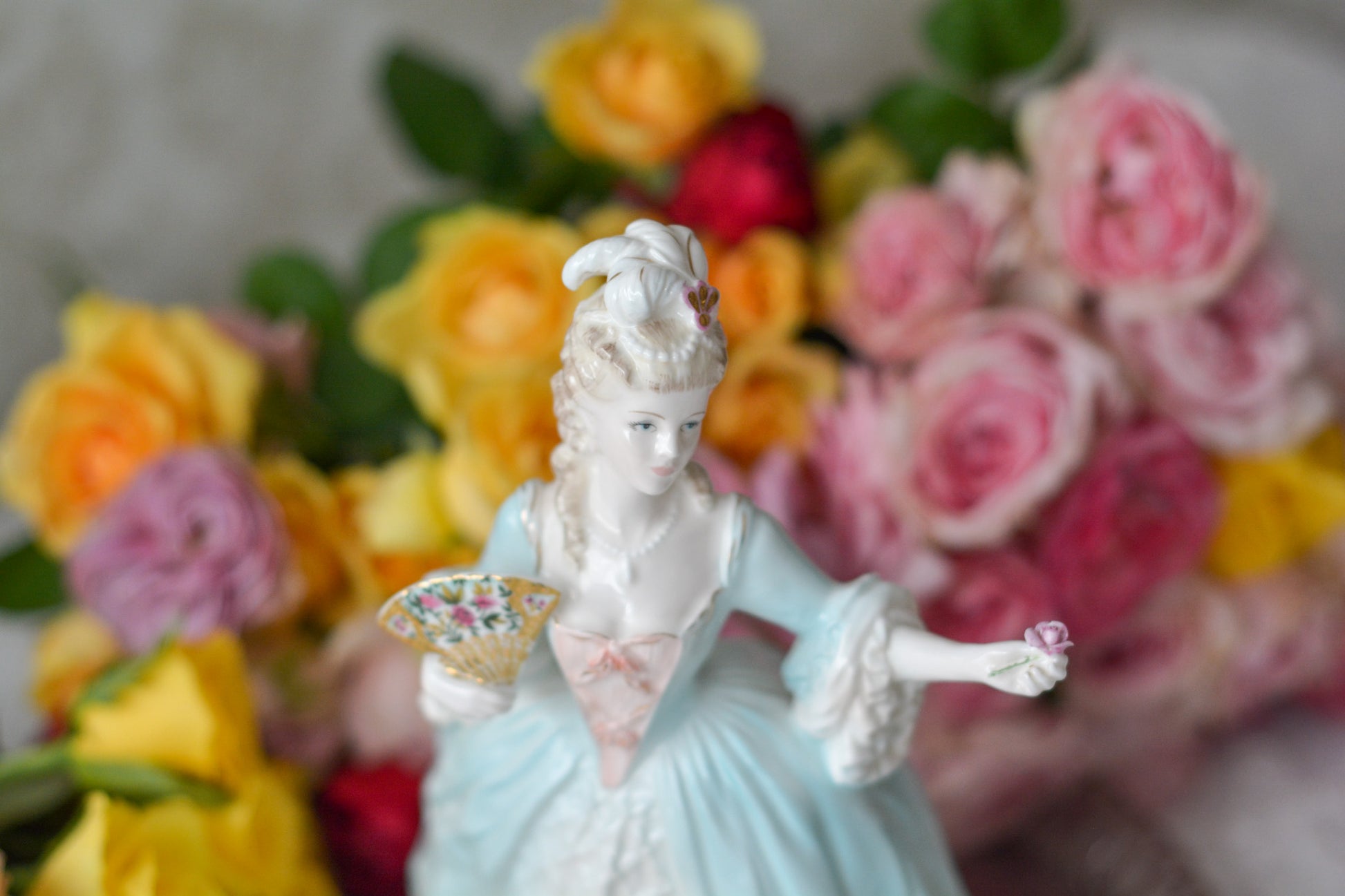 コールポートのマリーアントワネットのフィギュリンです。フィギュリンとは陶器の人形で、ポーセリンドールとも言います。とても優雅なフィギュリンで人気のあるお品です。