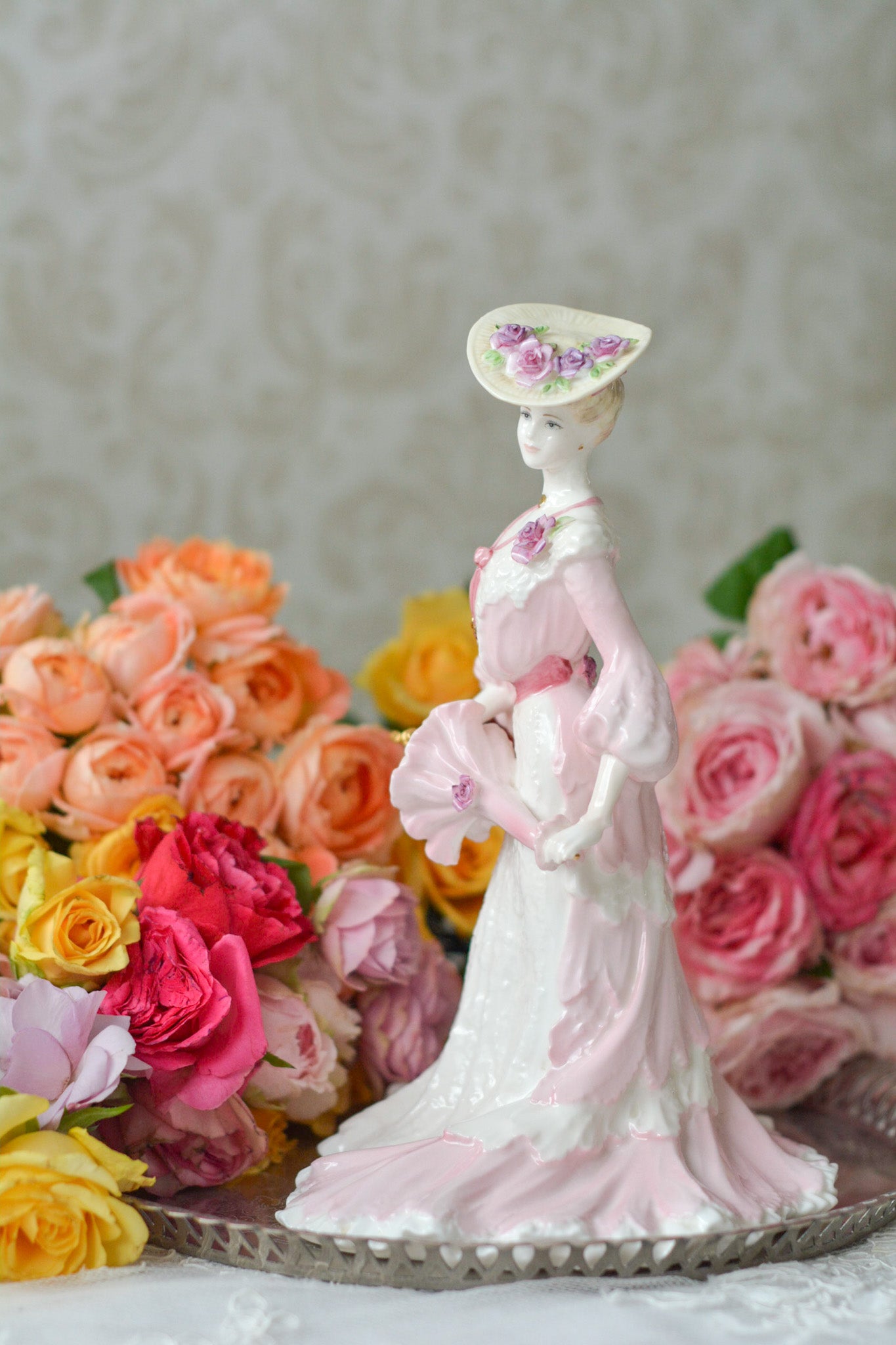 コールポートの美しいフィギュリン。フィギュリンは陶器で作られた人形です。ハンドペイントで絵付され、一つ一つ表情が異なります。