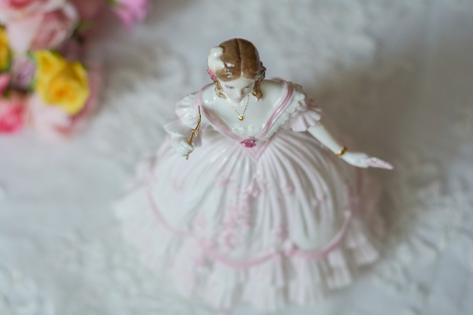 英国、ロイヤルウースターのフィギュリン。フィギュリンは陶器でできたお人形で、ポーセリンドールとも呼ばれています。華やかで美しいフィギュリンです。