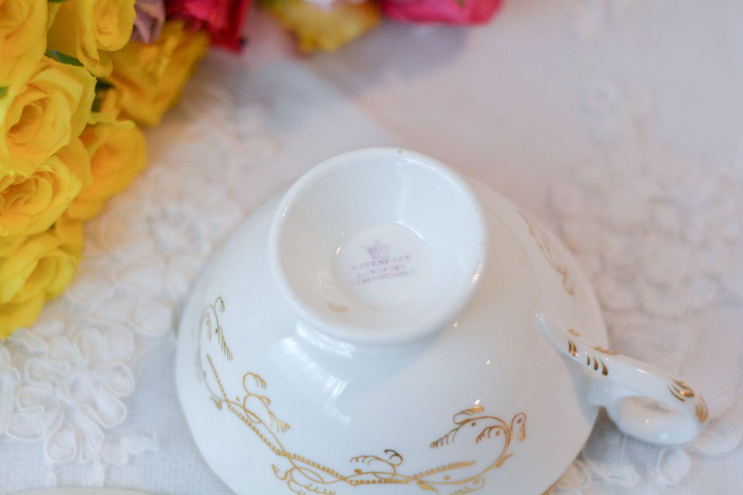 ダベンポートの美しいカップ&ソーサー。グリーンカラーと金彩の細かな模様がとても美しいです。Rose Antiquesは英国アンティーク、ヴィンテージ食器をご紹介しています。