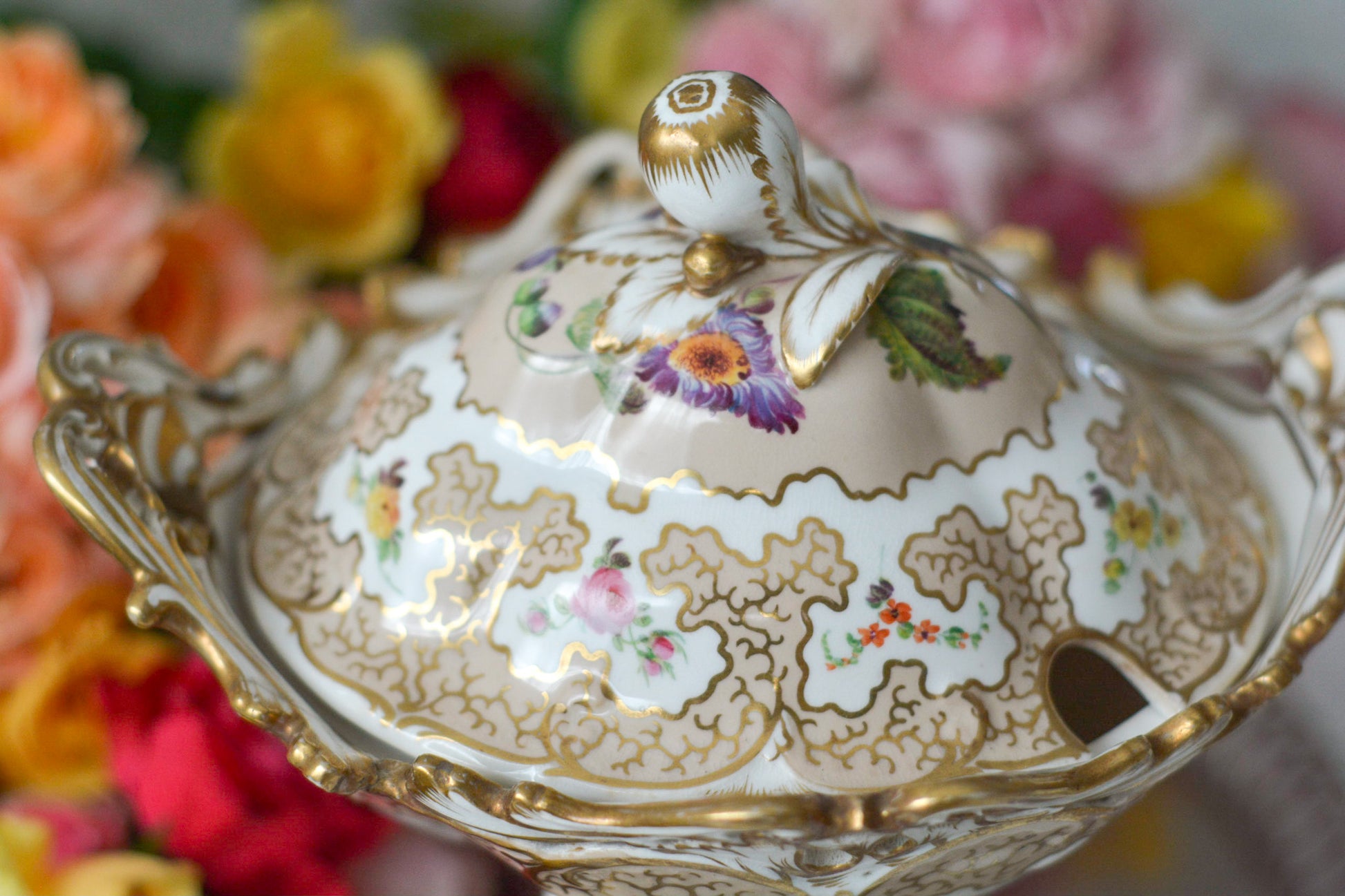 H&Rダニエルの芸術的なチュリーンです。チュリーンとはソースなどを入れる蓋つきの深皿を言います。色々なデザインがありますが、こちらは脚付きでとても豪華なチュリーンです。