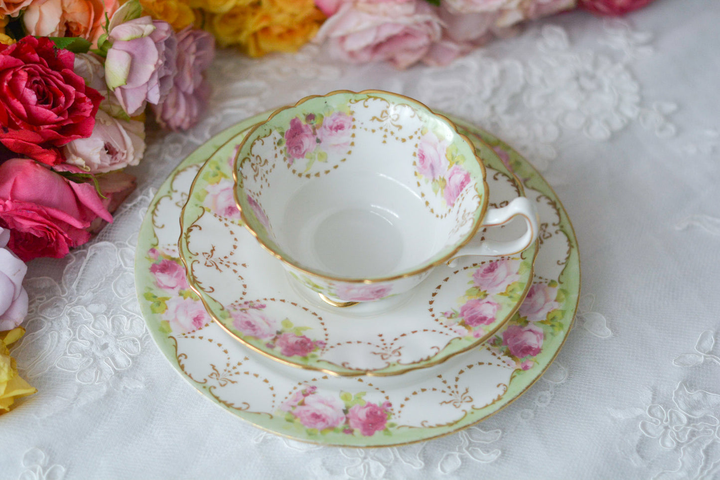 ロイヤルドルトン 薔薇とリボンのティートリオ