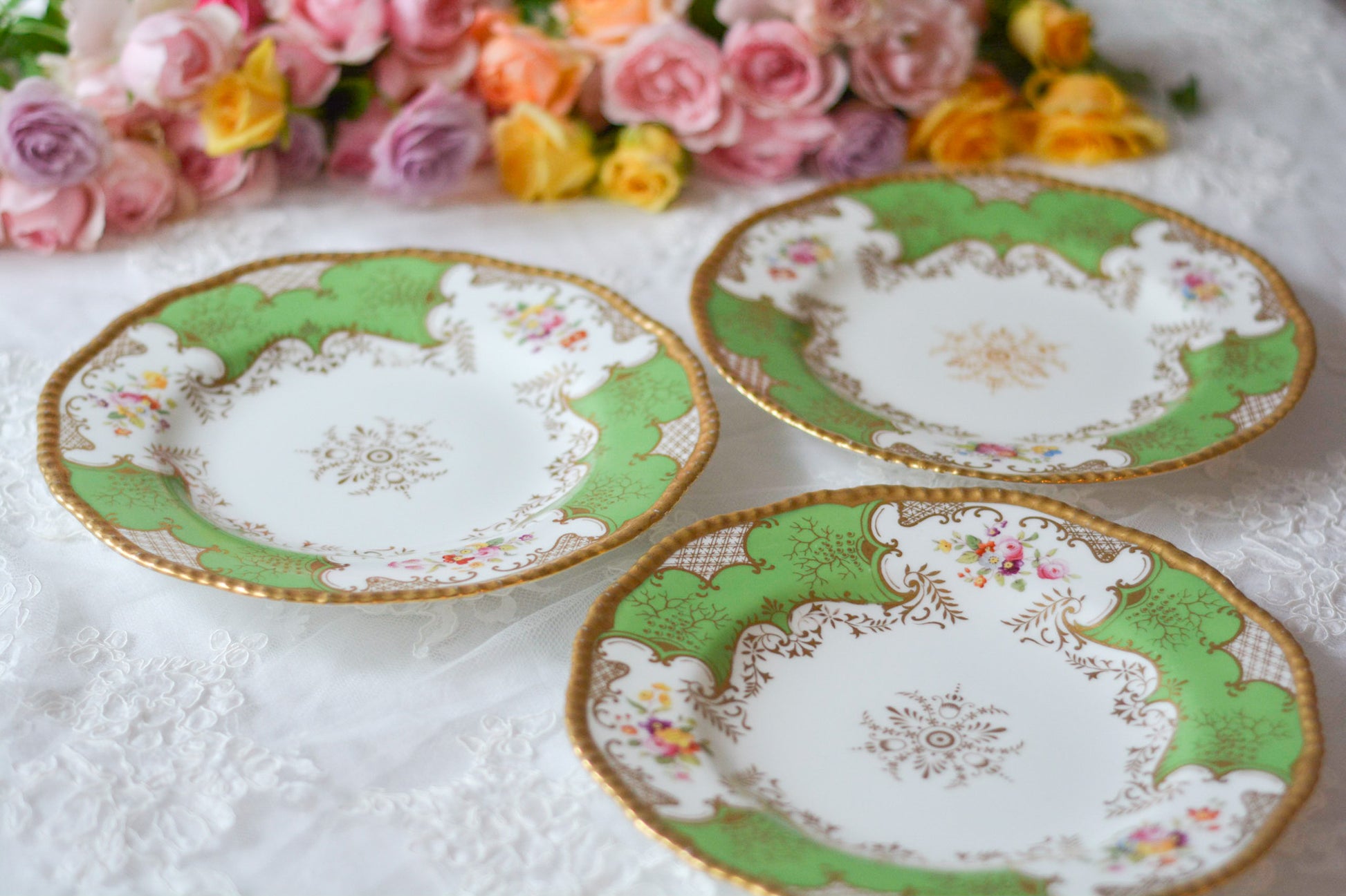 コールポート バットウィングのアンティークプレート。アップルグリーンの優しい色味と金彩の繊細な模様が美しいプレートです。Rose Antiquesは英国アンティーク、ヴィンテージ食器をご紹介しています。