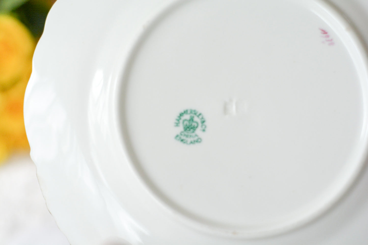 英国アンティーク、ハマースレイの貴重なハンドペイントのティートリオです。ブルーのリボンに薔薇と忘れな草のガーランドがとても可愛らしいです。