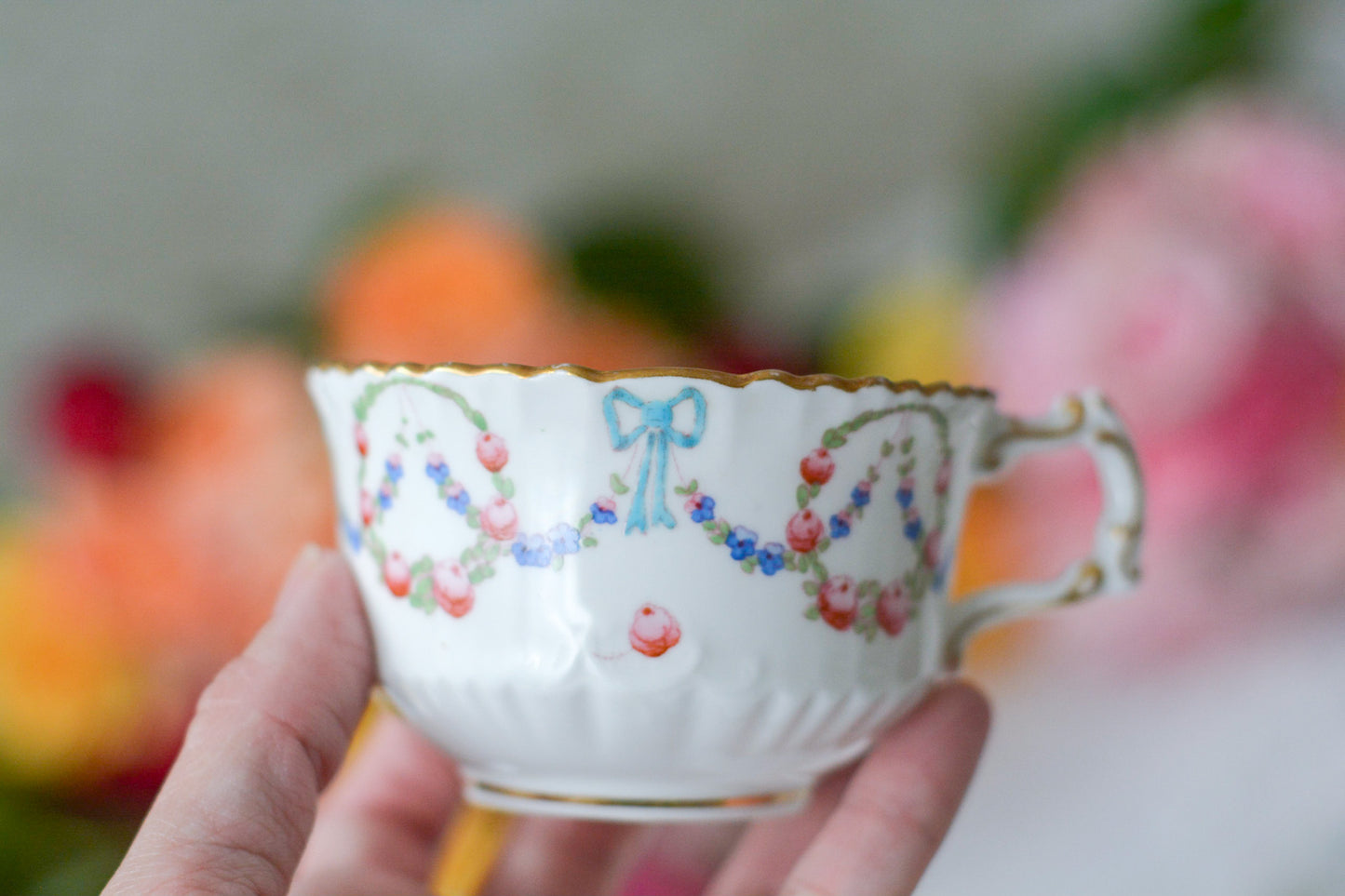 英国アンティーク、ハマースレイの貴重なハンドペイントのティートリオです。ブルーのリボンに薔薇と忘れな草のガーランドがとても可愛らしいです。