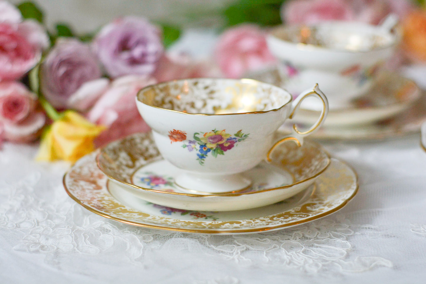 ハマースレイの豪華なティートリオとB&Bプレート。金彩の華やかな模様にブーケ柄のプリントが映えます。ハマースレイらしい優美なシェイプで、ティータイムに花を添えてくれるデザインです。それぞれ状態が異なりますので、プルダウンよりお選びください。ティートリオの④〜⑥はカップにヒビがあり、水漏れするため観賞用としてお勧めします。プレートはそれぞれお使いいただけます。