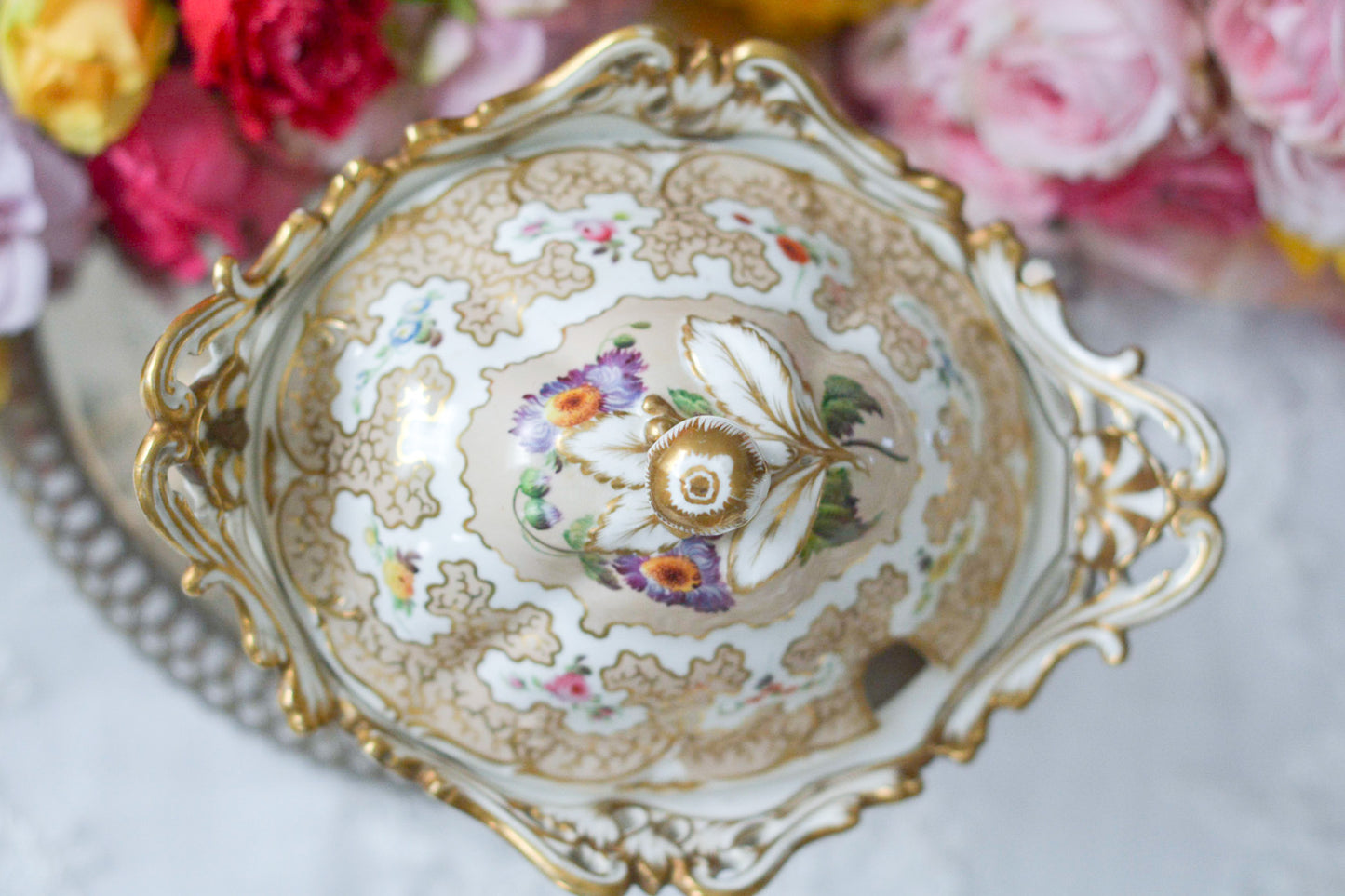 H&Rダニエルの芸術的なチュリーンです。チュリーンとはソースなどを入れる蓋つきの深皿を言います。色々なデザインがありますが、こちらは脚付きでとても豪華なチュリーンです。