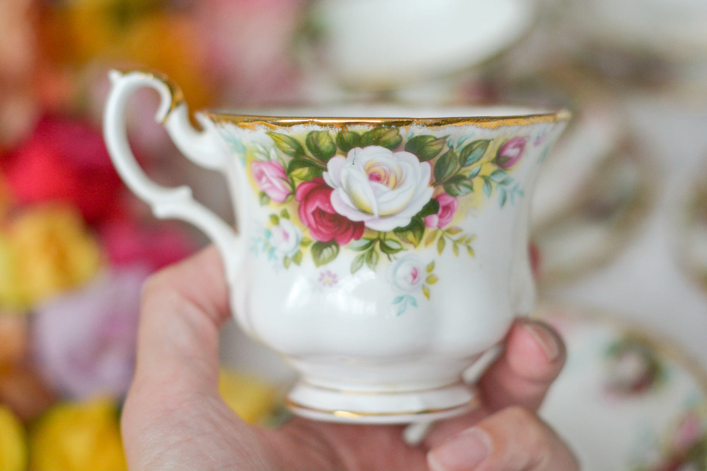 ロイヤルアルバートのヴィンテージシリーズ。セレブレーションシリーズのティーカップトリオ。白いばらと赤い薔薇の組み合わせがとても可愛らしいトリオです。