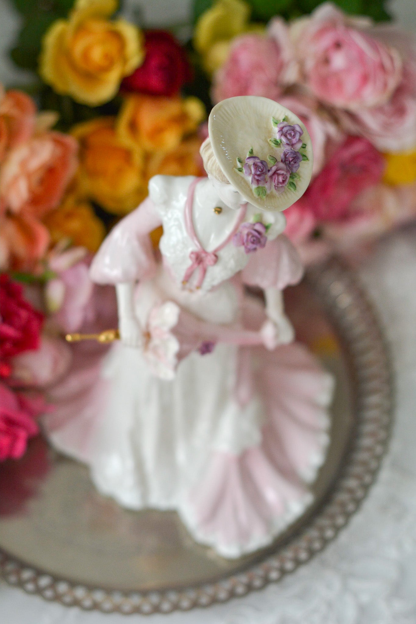 コールポートの美しいフィギュリン。フィギュリンは陶器で作られた人形です。ハンドペイントで絵付され、一つ一つ表情が異なります。