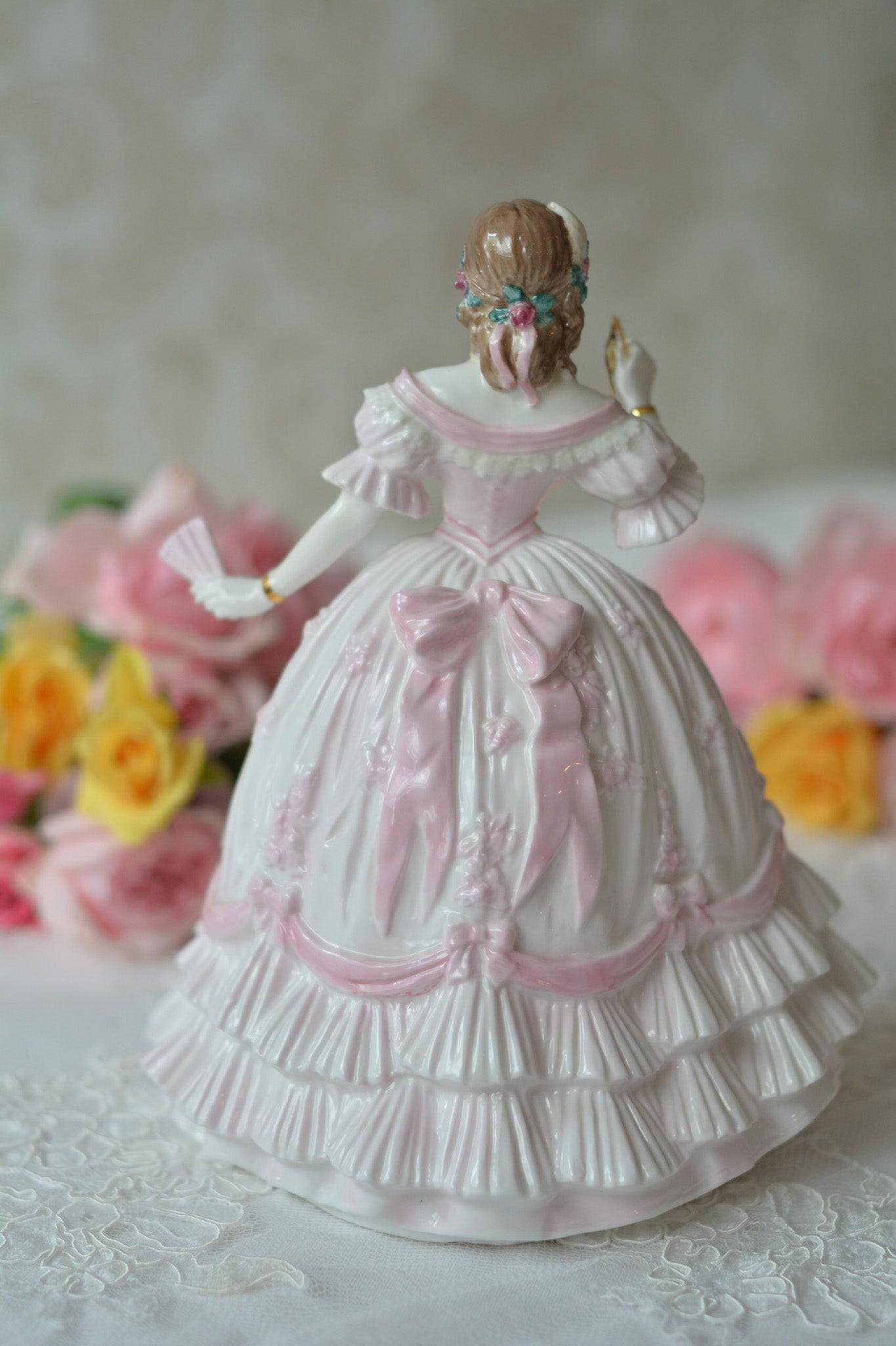 英国、ロイヤルウースターのフィギュリン。フィギュリンは陶器でできたお人形で、ポーセリンドールとも呼ばれています。華やかで美しいフィギュリンです。