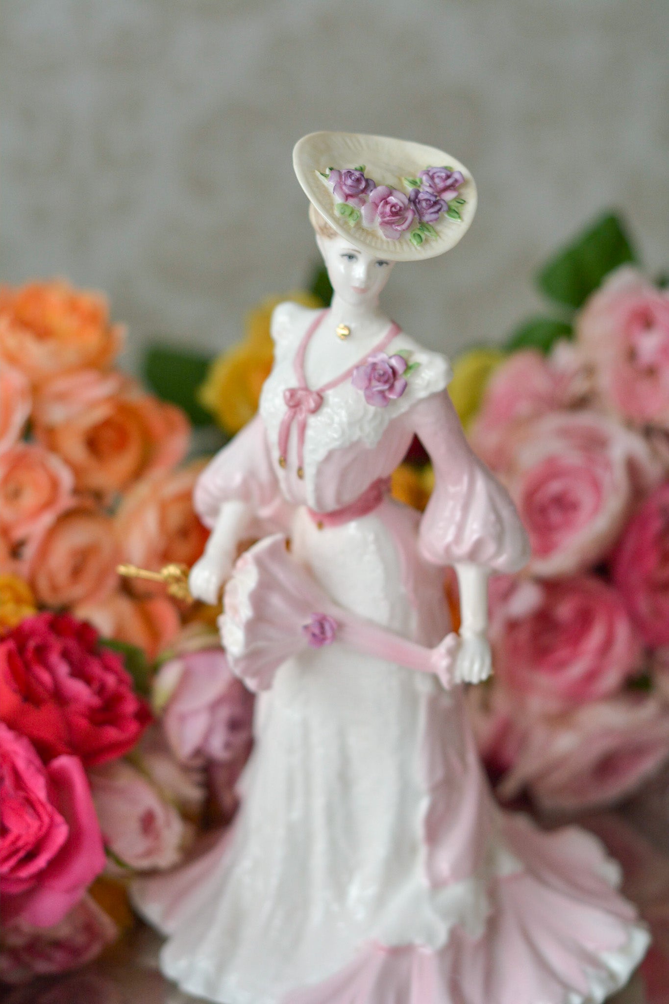 コールポートの美しいフィギュリン。フィギュリンは陶器で作られた人形です。ハンドペイントで絵付され、一つ一つ表情が異なります。