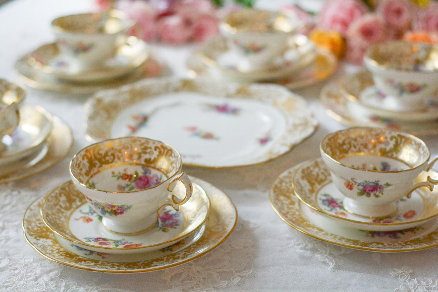 ハマースレイの豪華なティートリオとB&Bプレート。金彩の華やかな模様にブーケ柄のプリントが映えます。ハマースレイらしい優美なシェイプで、ティータイムに花を添えてくれるデザインです。それぞれ状態が異なりますので、プルダウンよりお選びください。ティートリオの④〜⑥はカップにヒビがあり、水漏れするため観賞用としてお勧めします。プレートはそれぞれお使いいただけます。