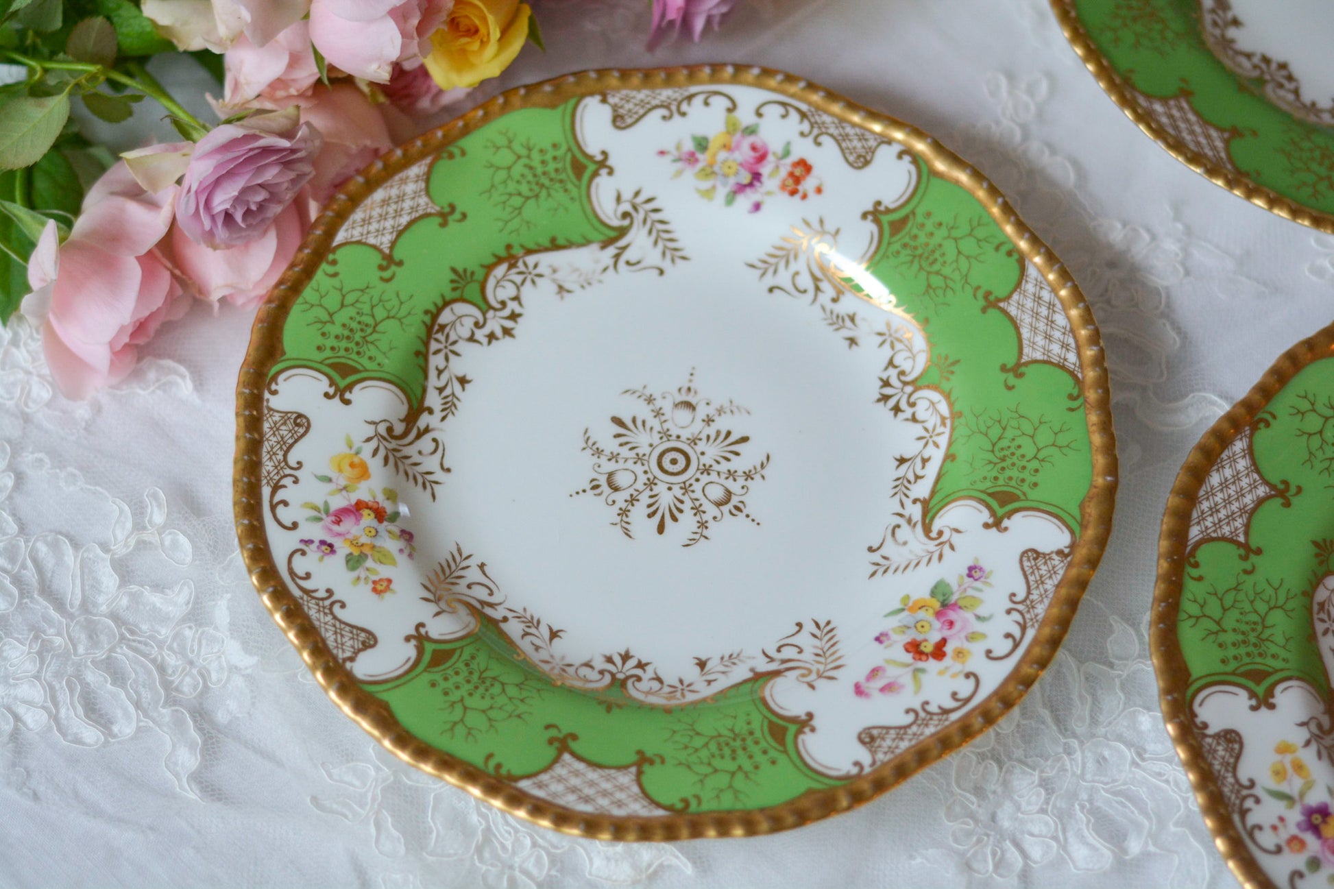 コールポート バットウィングのアンティークプレート。アップルグリーンの優しい色味と金彩の繊細な模様が美しいプレートです。Rose Antiquesは英国アンティーク、ヴィンテージ食器をご紹介しています。