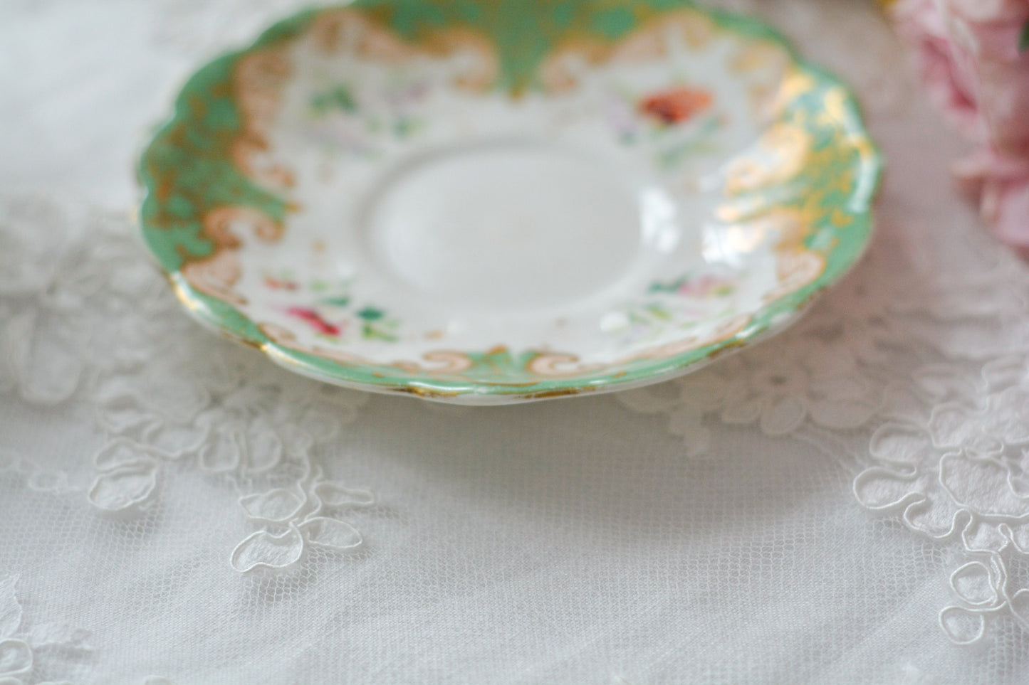 リッジウェイのFoliage Shapeのカップ&ソーサー。可愛らしいハンドルにハンドペイントで描かれた花々が描かれています。19世紀に作られた貴重なアンティークカップです。