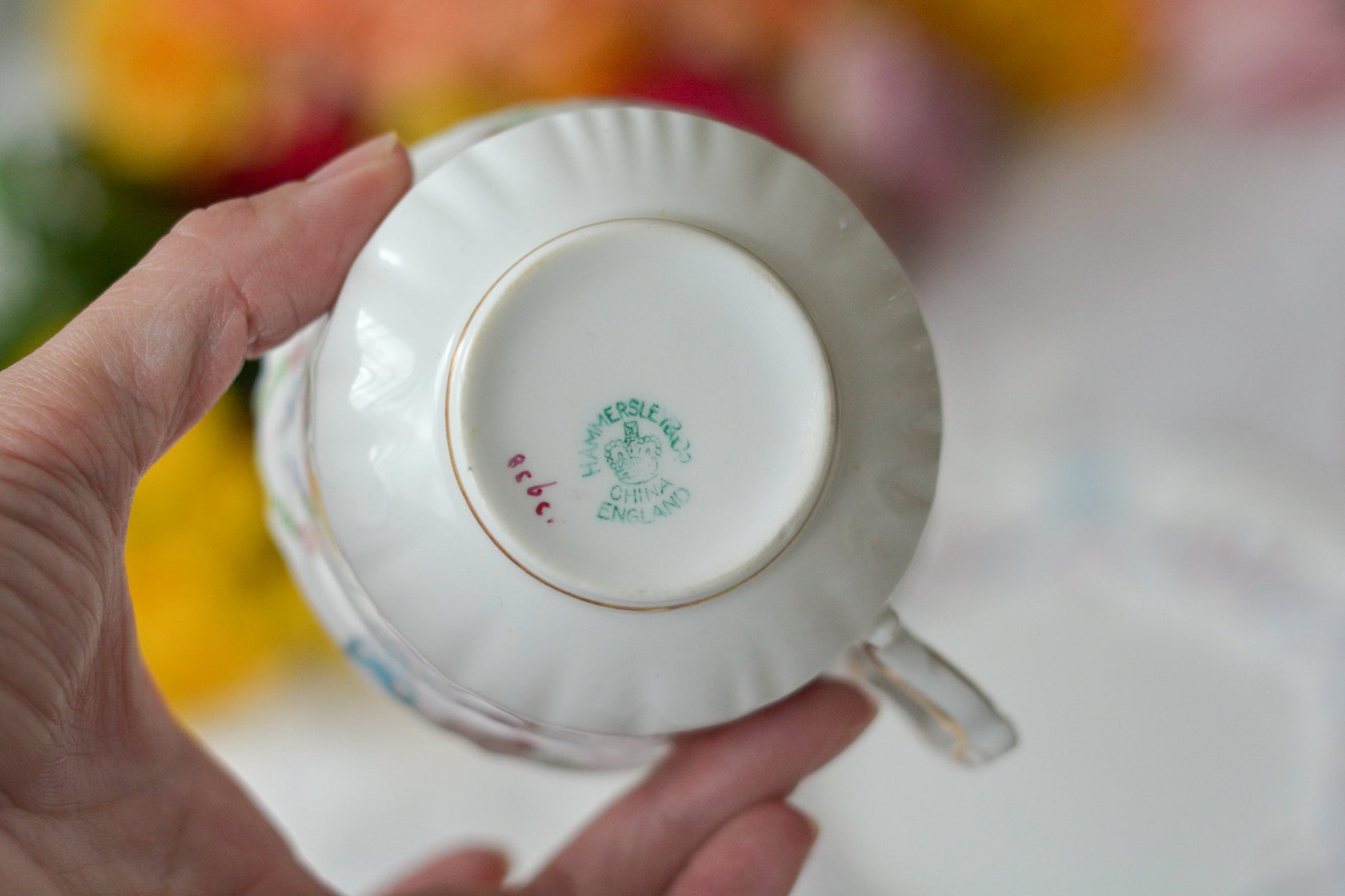 英国アンティーク、ハマースレイの貴重なハンドペイントのティートリオです。ブルーのリボンに薔薇と忘れな草のガーランドがとても可愛らしいです。