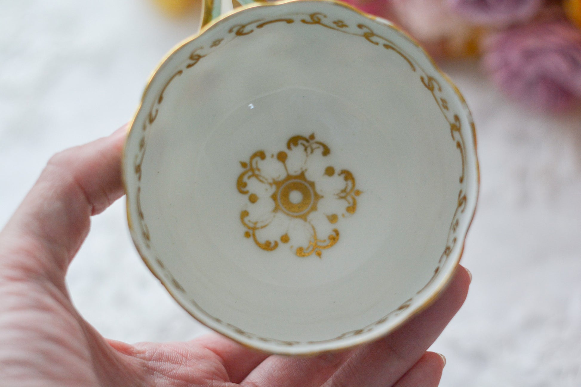 リッジウェイのFoliage Shapeのカップ&ソーサー。可愛らしいハンドルにハンドペイントで描かれた花々が描かれています。19世紀に作られた貴重なアンティークカップです。
