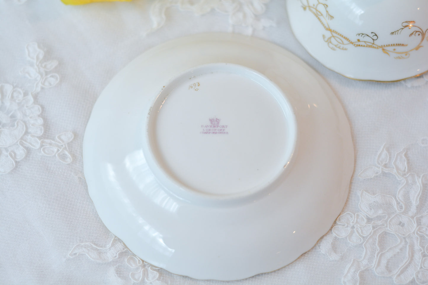 ダベンポートの美しいカップ&ソーサー。グリーンカラーと金彩の細かな模様がとても美しいです。Rose Antiquesは英国アンティーク、ヴィンテージ食器をご紹介しています。