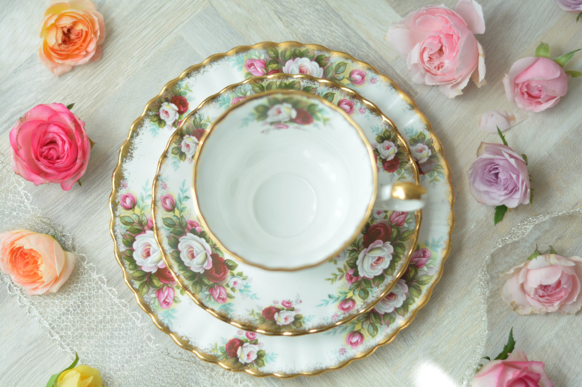 英国ヴィンテージ、ロイヤルアルバートのセレブレーションシリーズのティートリオ。バラの花が可憐な秋にぴったりなティートリオです。