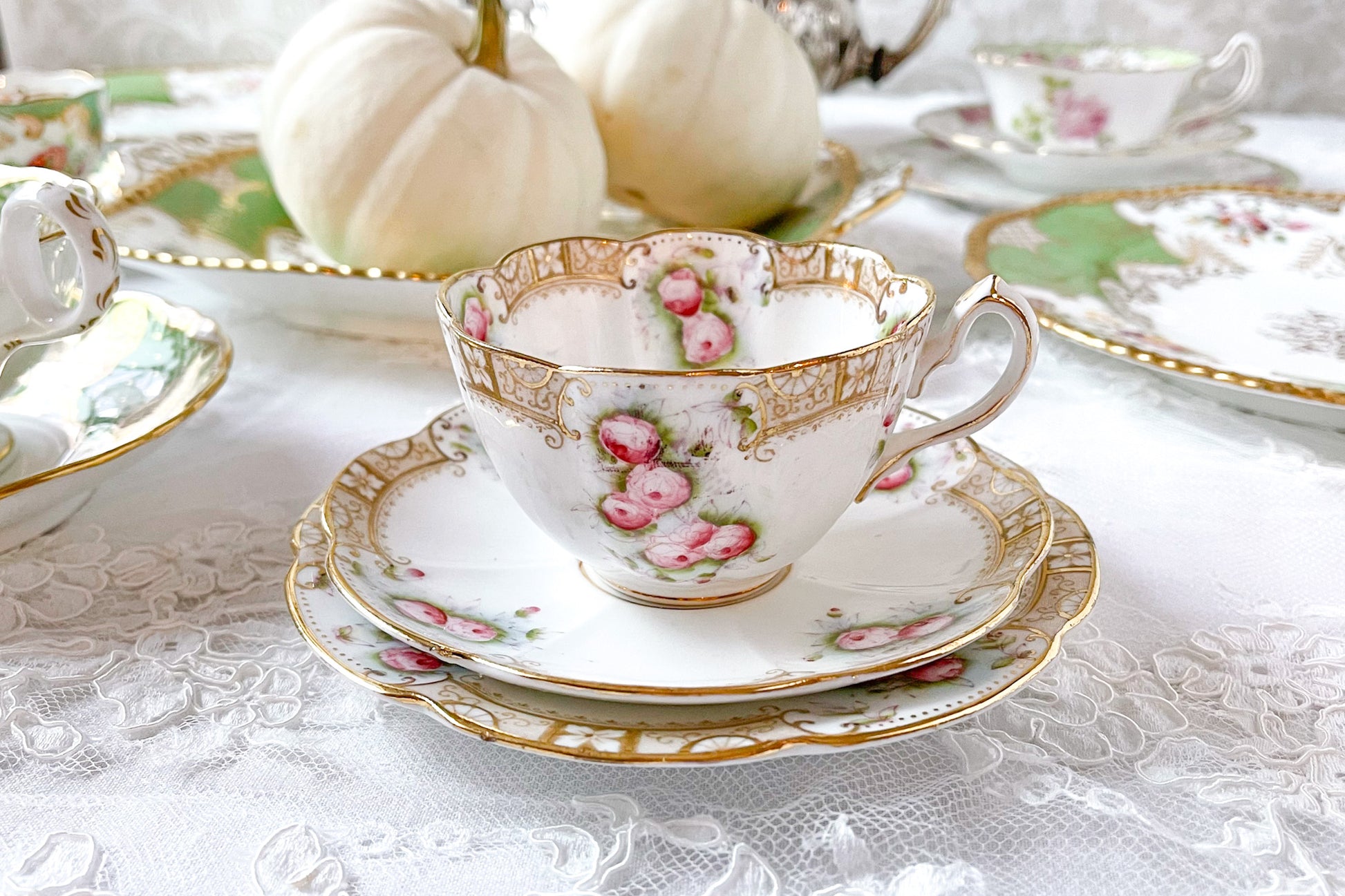 英国ヴィンテージの可愛らしいバラのティートリオ。金彩で描かれた模様も美しいです。Rose Antiquesは英国アンティーク、ヴィンテージ食器をご紹介しています。