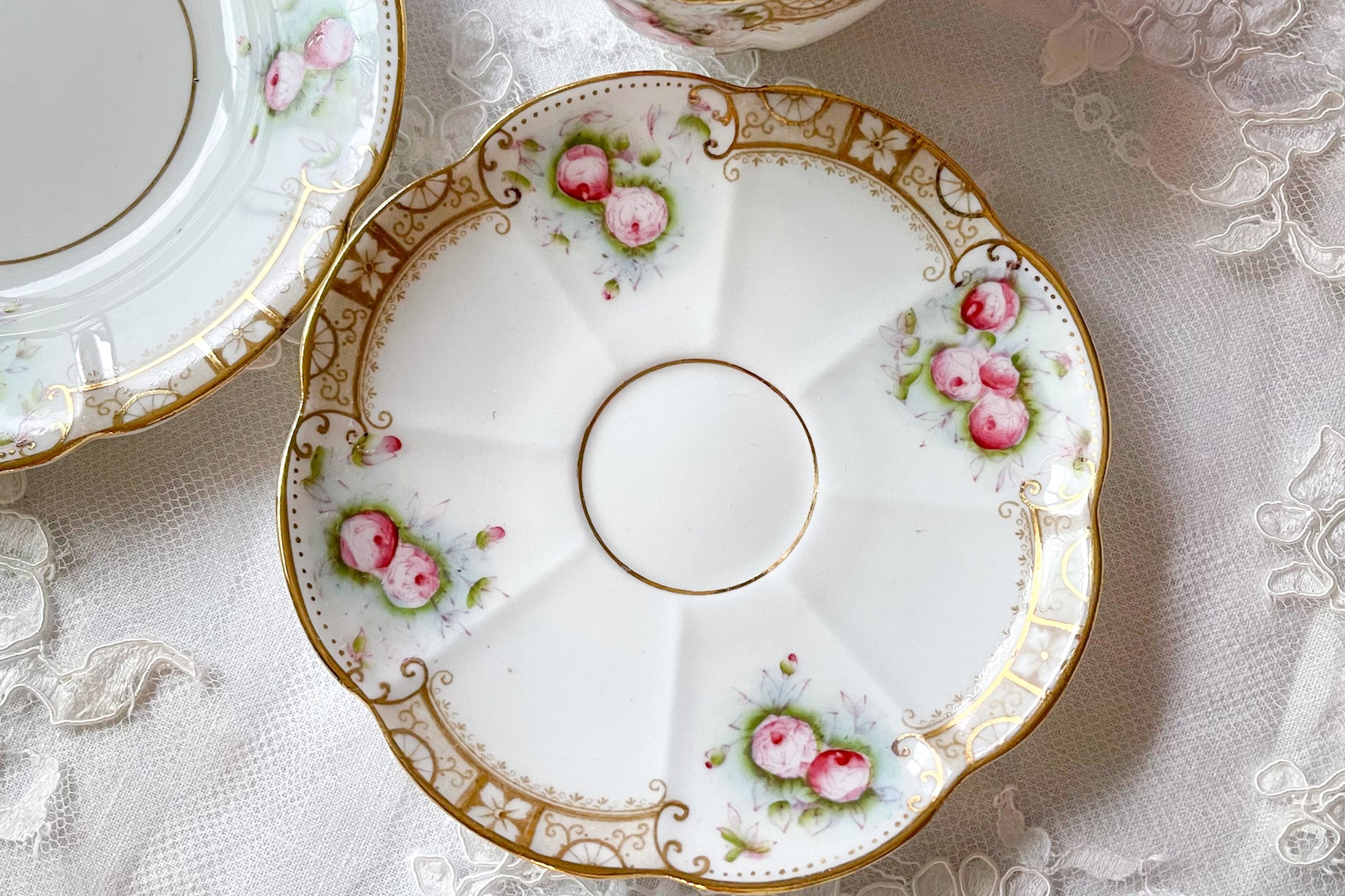 英国ヴィンテージの可愛らしいバラのティートリオ。金彩で描かれた模様も美しいです。Rose Antiquesは英国アンティーク、ヴィンテージ食器をご紹介しています。