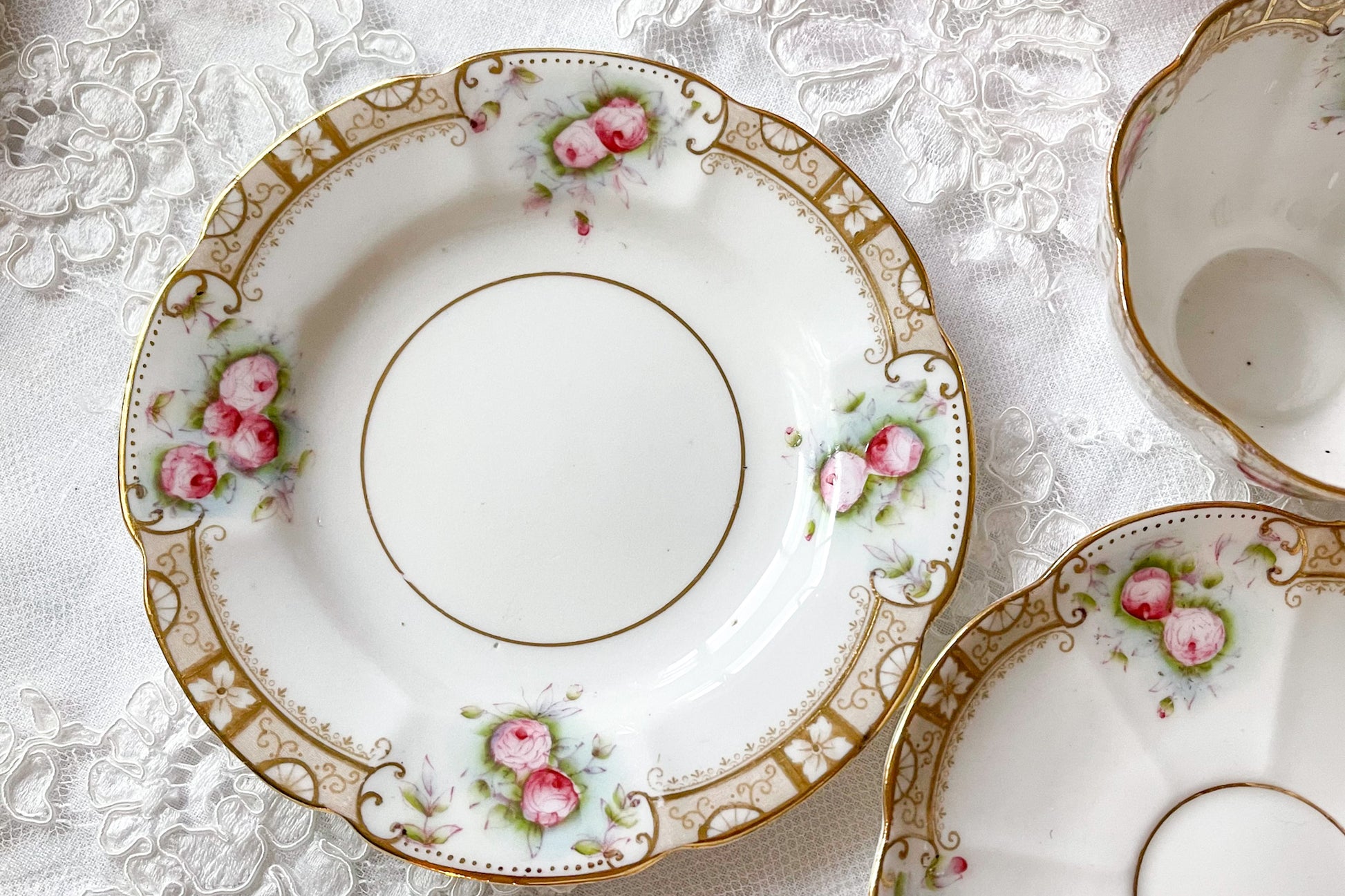 英国ヴィンテージの可愛らしいバラのティートリオ。金彩で描かれた模様も美しいです。Rose Antiquesは英国アンティーク、ヴィンテージ食器をご紹介しています。