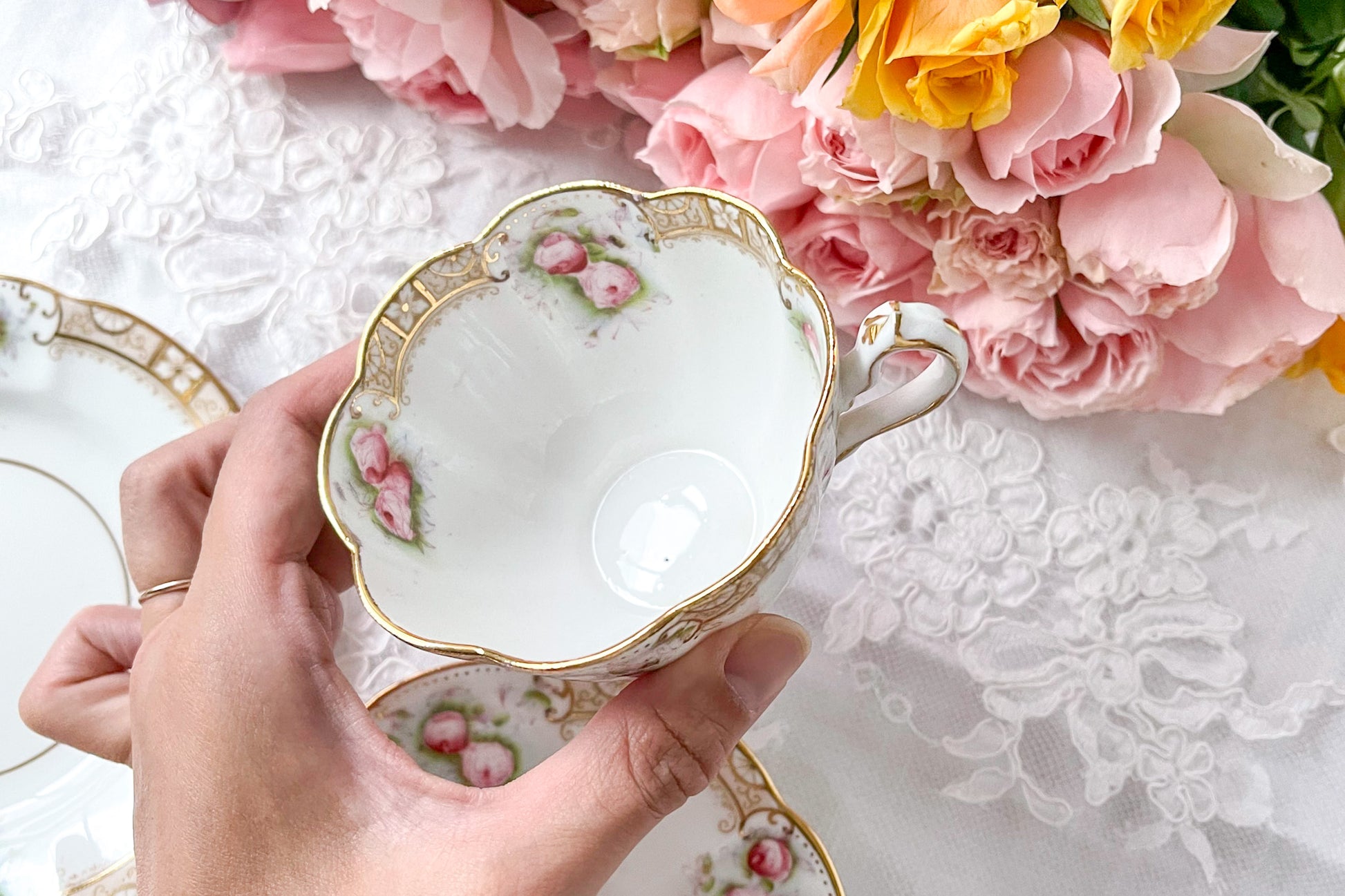 英国ヴィンテージの可愛らしいバラのティートリオ。金彩で描かれた模様も美しいです。Rose Antiquesは英国アンティーク、ヴィンテージ食器をご紹介しています。