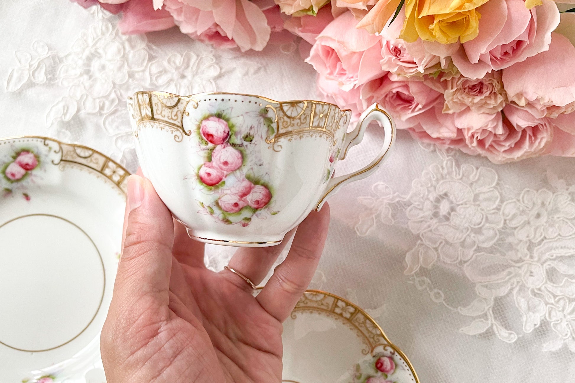 英国ヴィンテージの可愛らしいバラのティートリオ。金彩で描かれた模様も美しいです。Rose Antiquesは英国アンティーク、ヴィンテージ食器をご紹介しています。